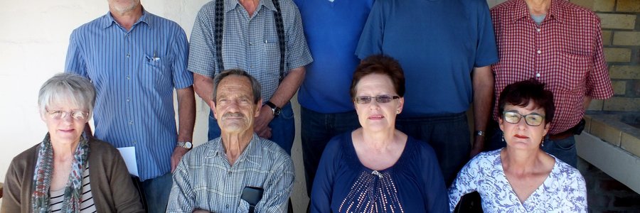 Die nuutverkose Bestuur van Gansbaai Pistoolklub, met voor vlnr Adri Wessels, Alec Kitley (voorsitter), Cathy Hammond en Corien de Wet. Agter vlnr is Steve Cilliers, Stoney Steenkamp, Andy Hammond, Frans de Wet en Dirk Ackerman. 